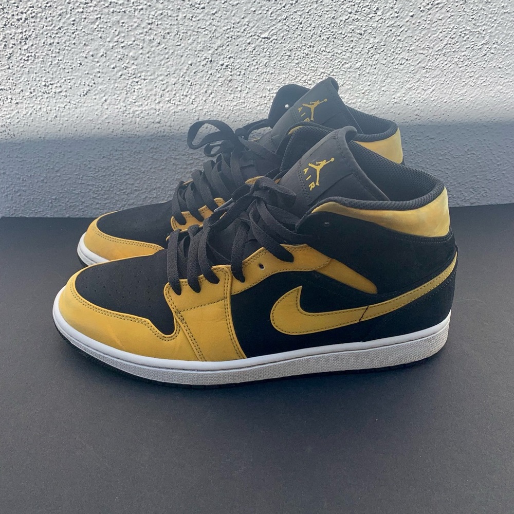 Jordan 1 Mid Reverse New Love